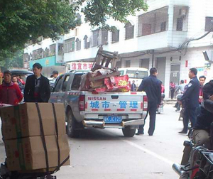 城管对邮电大厦、绿鸦河桥摆卖进行统一整治 城管对邮电大厦、绿鸦河桥摆卖进行统一整治