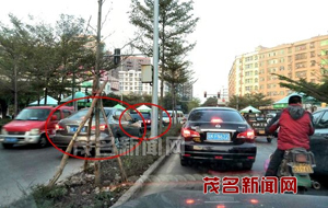 茂名市区两小车逆向行驶 无视自己和他人安全和交通法规 茂名市区两小车逆向行驶 无视自己和他人安全和交通法规