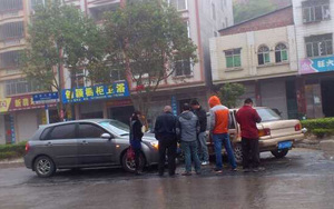 信宜迎宾路南段 两小车碰撞造成交通事故 信宜迎宾路南段 两小车碰撞造成交通事故